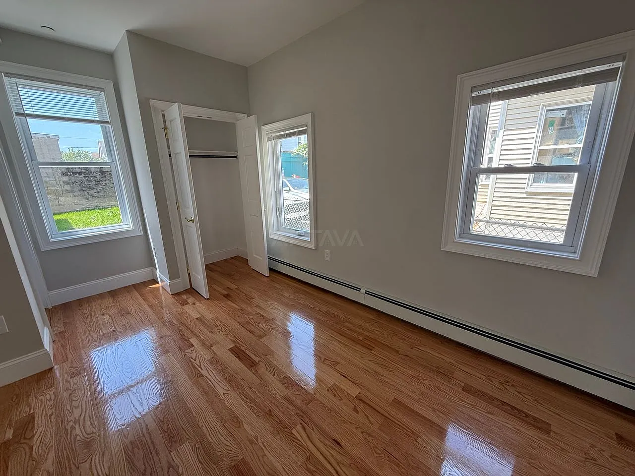 6 bed, $1,350 — Photo 1