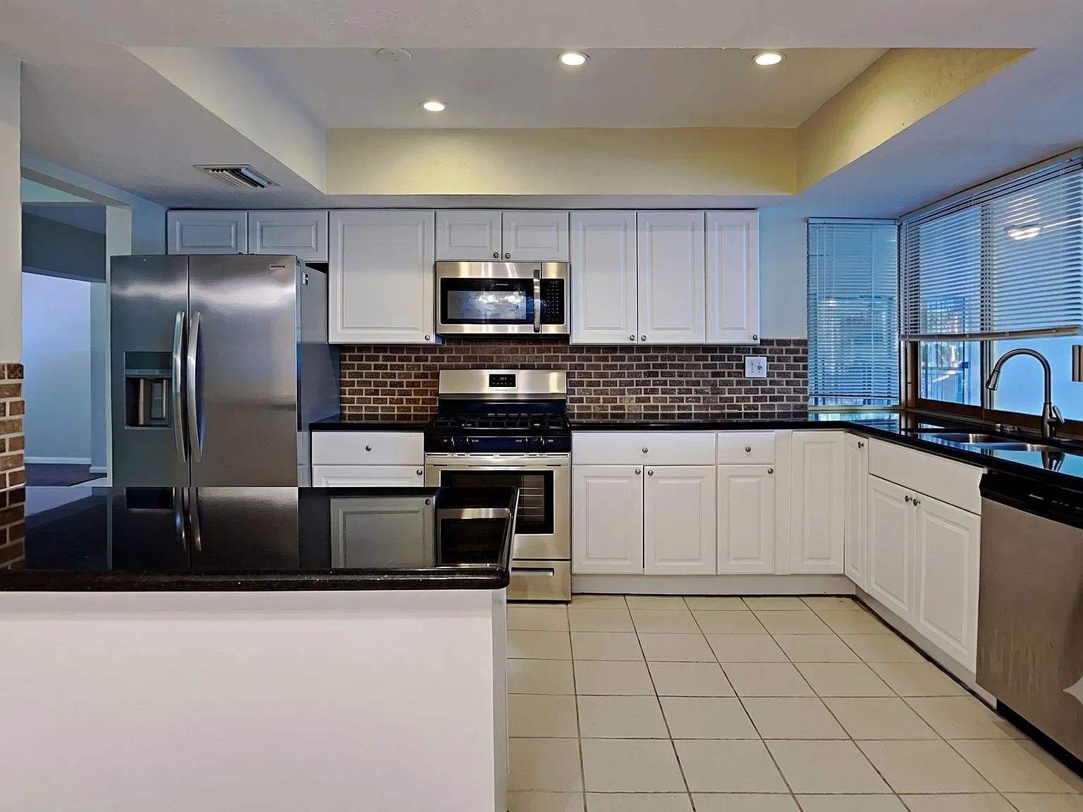 3 bed, 1.0 bath, 1700 sqft, $1,209 — Photo 4