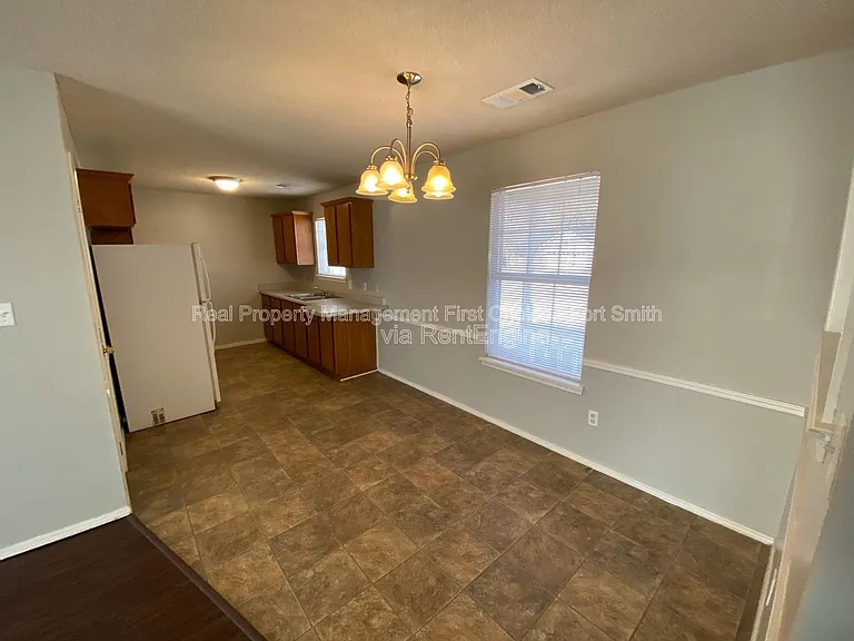 1911 Whippoorwill Dr — Photo 3
