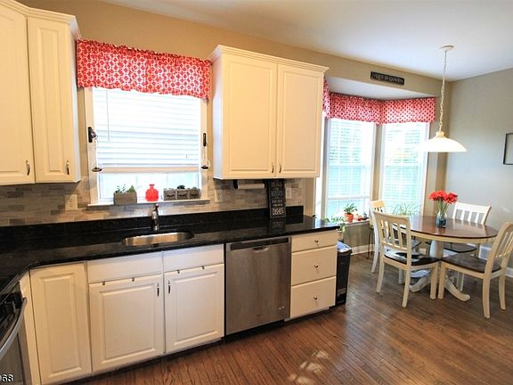 2nd image of 2 Dogwood Ln