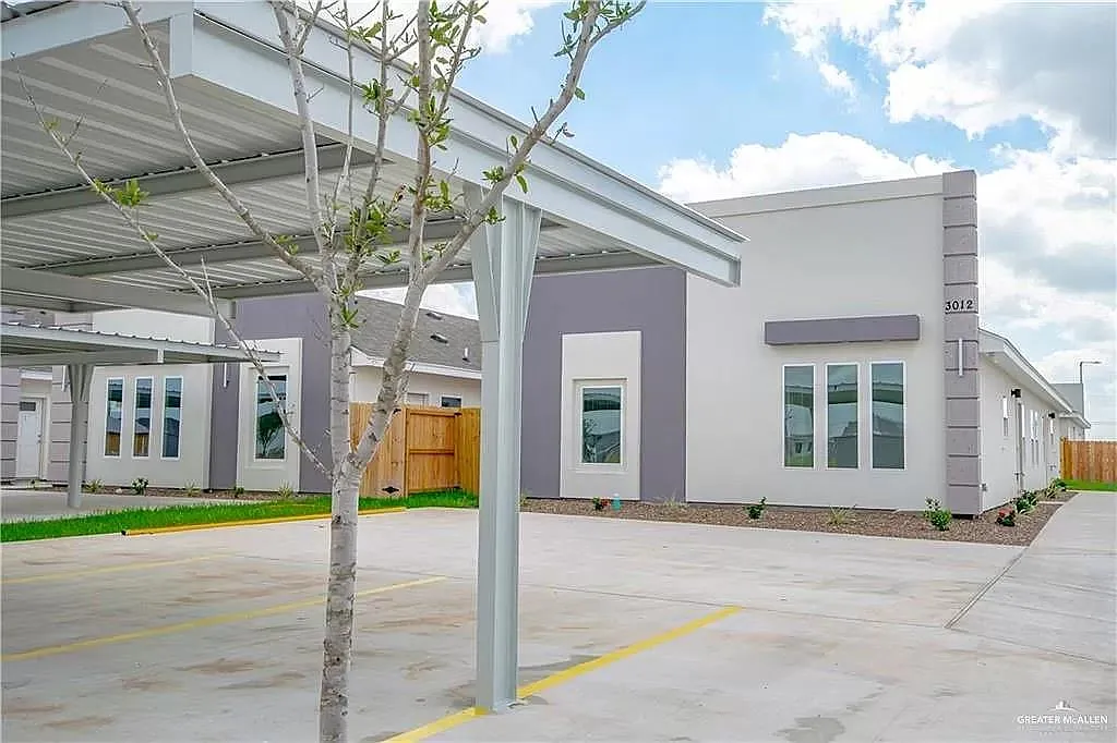 3 bed, 2.0 bath, 2200 sqft, $1,350 — Photo 1