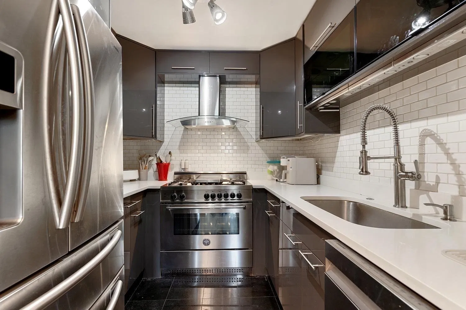 2 bed, 2.0 bath, 1050 sqft, $4,500 — Photo 2