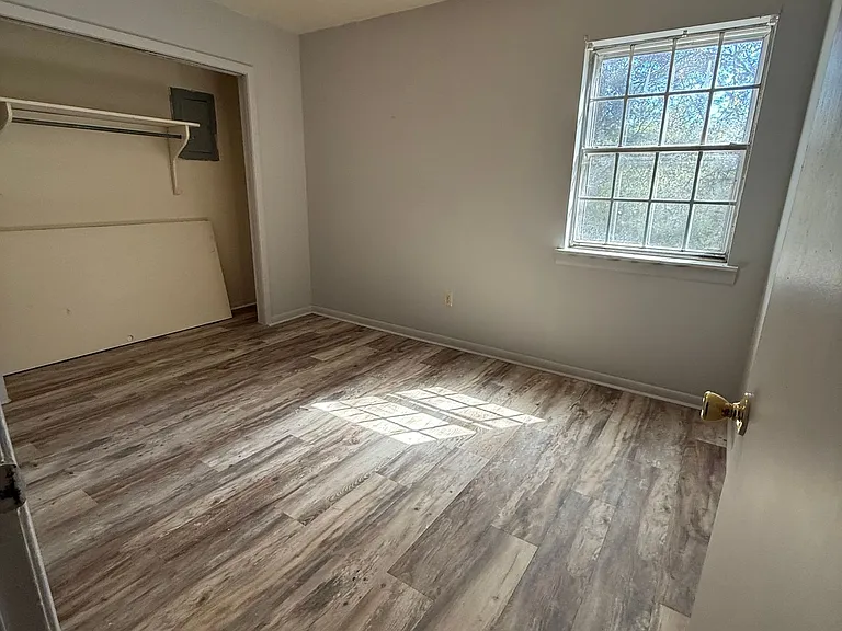 Colonial Apartments — Photo 6