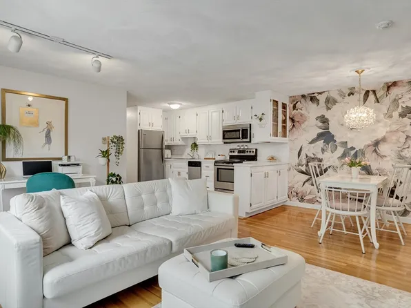 71 Stone St APT 5, Walpole, MA 02081