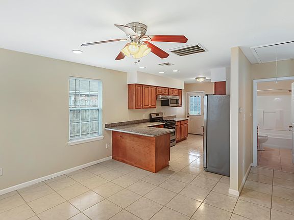 3rd image of 555 Lebeau St