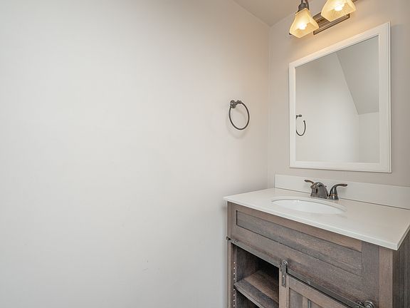 4th image of 109 Royal Ct #1