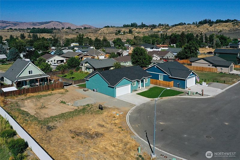 3rd image of 707 Petra Court