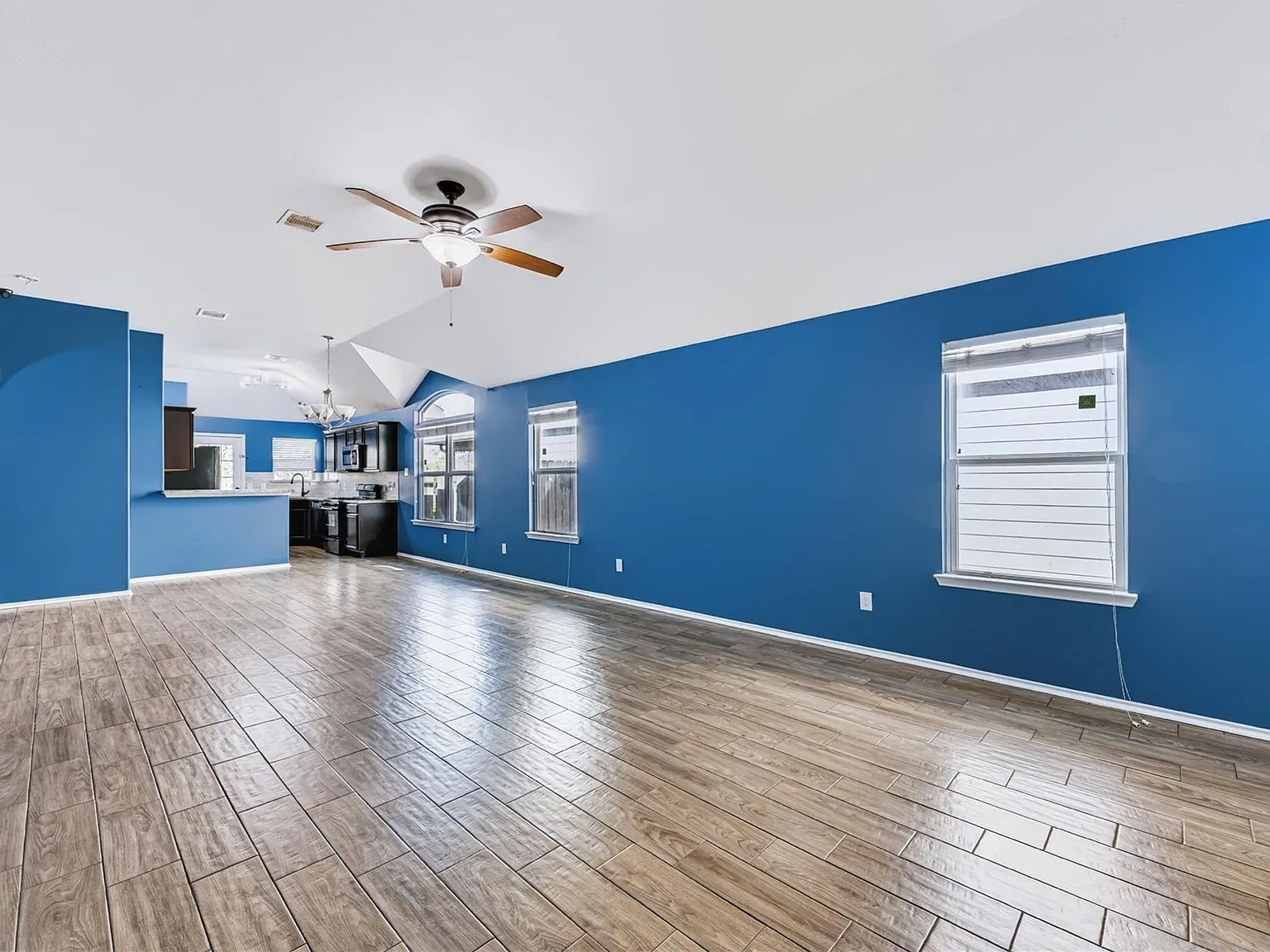 3 bed, 2.0 bath, 1410 sqft, $2,000 — Photo 3