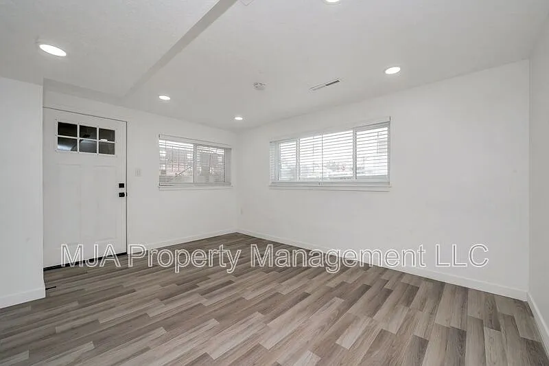 2 bed, 1.0 bath — Photo 4