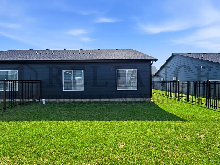 2755 S Greenleaf St — Photo 8
