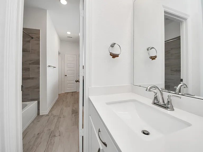 606 Round Lake Dr — Photo 27
