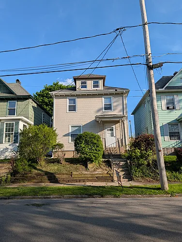 213 W 20th St Photo 1