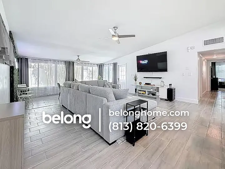 4526 W Beachway Dr — Photo 2