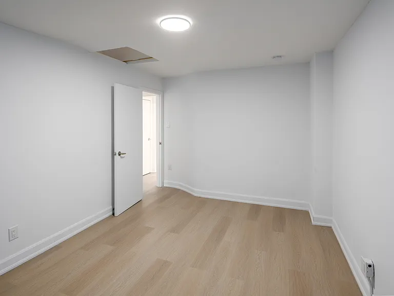 1046 Bathurst St — Photo 27