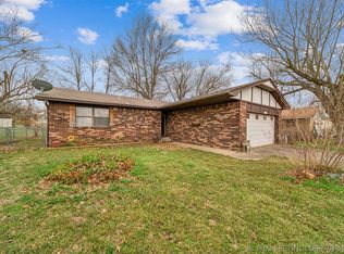 604 E Radcliff St, Locust Grove, OK 74352