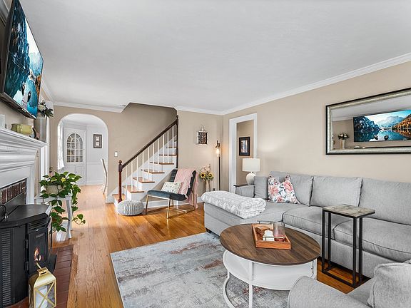 5th image of 403 June St