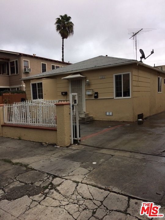 1st image of 1122 N Beachwood Dr