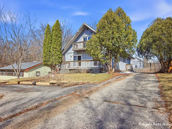 2702 Baldwin Rd, McHenry, IL 60050