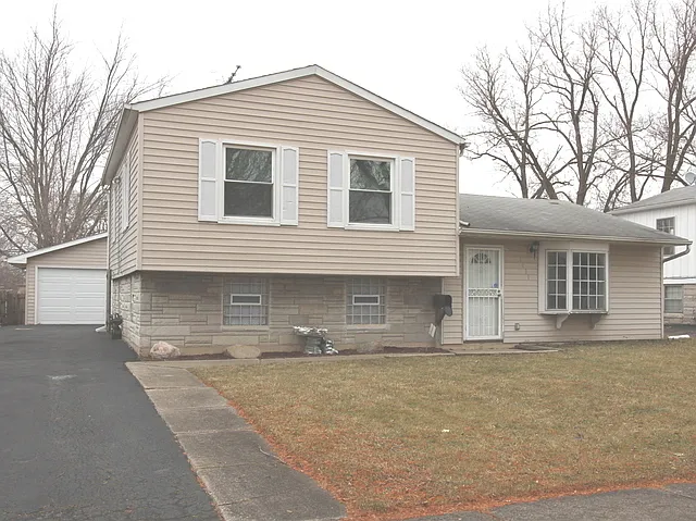 1831 Reichert Ave photo 1