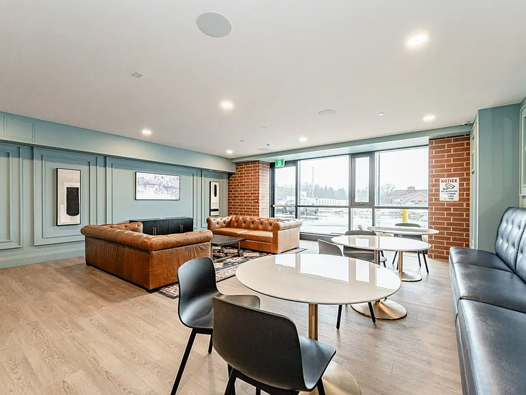 460 Columbia St W — Photo 16
