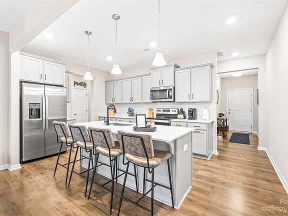 2nd image of 835 Foxglove Ln