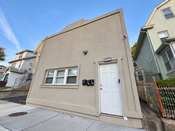 294 N Park St Floor 2, East Orange, NJ 07017