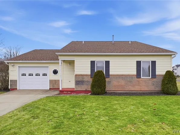 5637 Jeffrey Dr, Lockport, NY 14094