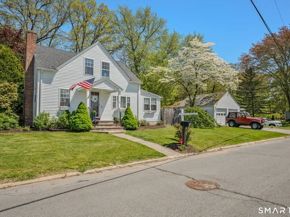 1 Middle Street, Waterford, CT 06385