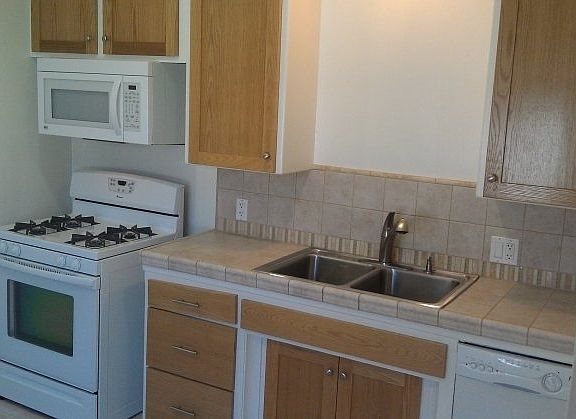 2nd image of 2205 Green Ln