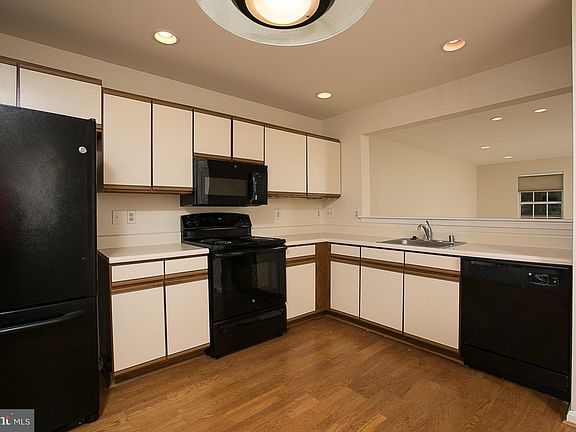 4th image of 8 Shelton Ct