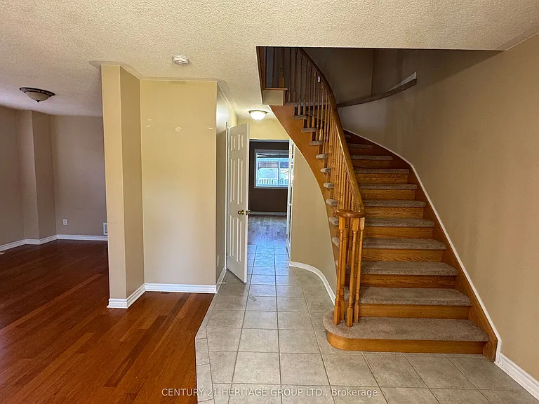 82 Kenwell Cres — Photo 2