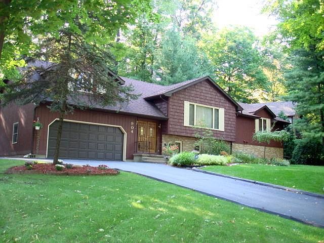 1st image of 904 Wooded Ln N