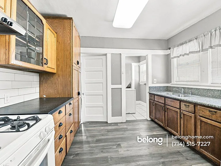 516 S Van Ness Ave — Photo 8