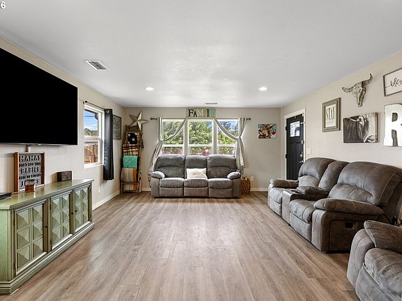 4th image of 2029 Castle Ave