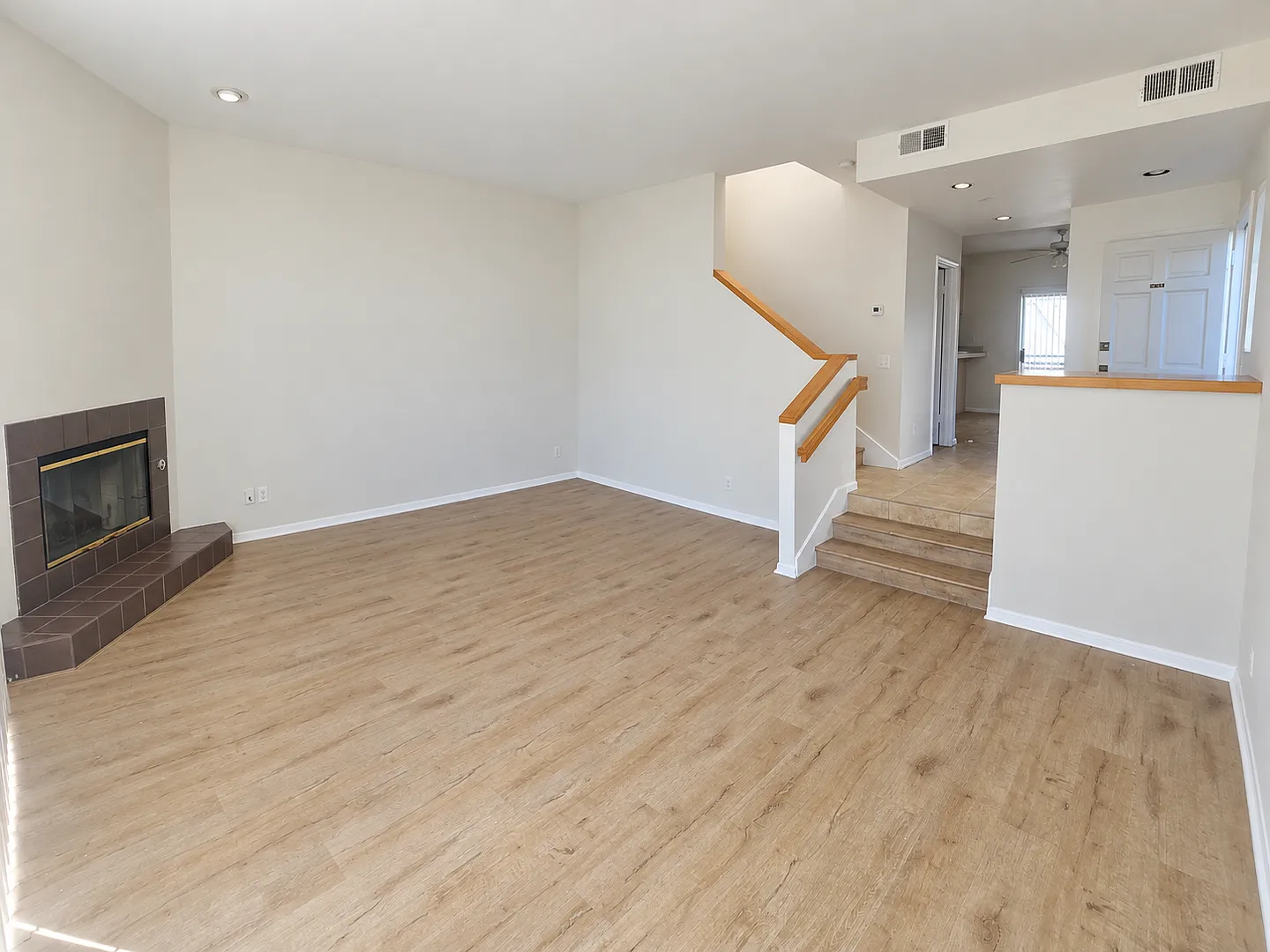 Three Bedroom Townhouse in Pacific Beach - Garage Parking - Remodeled — Photo 1