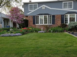 25 Sugar Maple Rd, Levittown, NY 11756