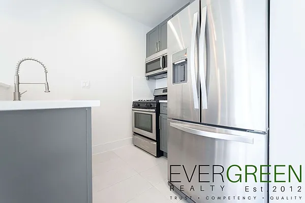 Rented by Evergreen Apartments BK | media 6