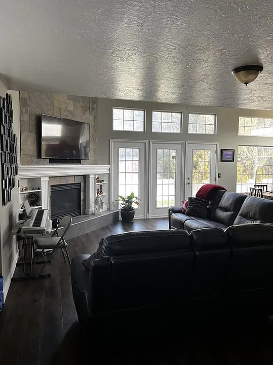 231 E Ashbrook Cir