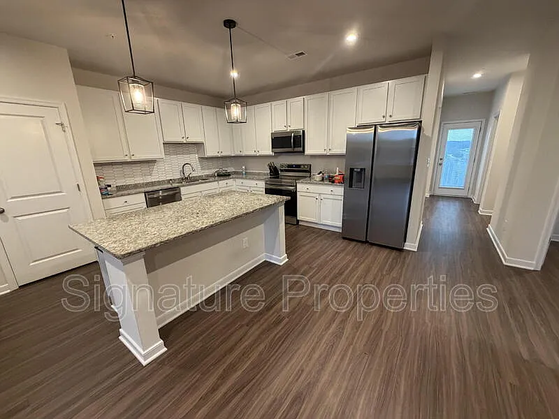 3 bed, 2.5 bath, 2206 sqft, $2,695 — Photo 4