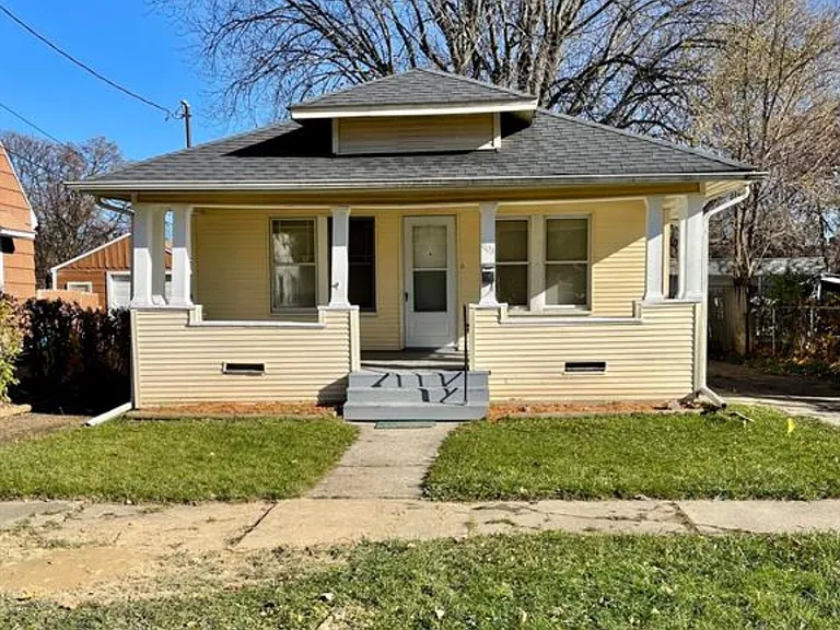 1105 Christopher St — Photo 1