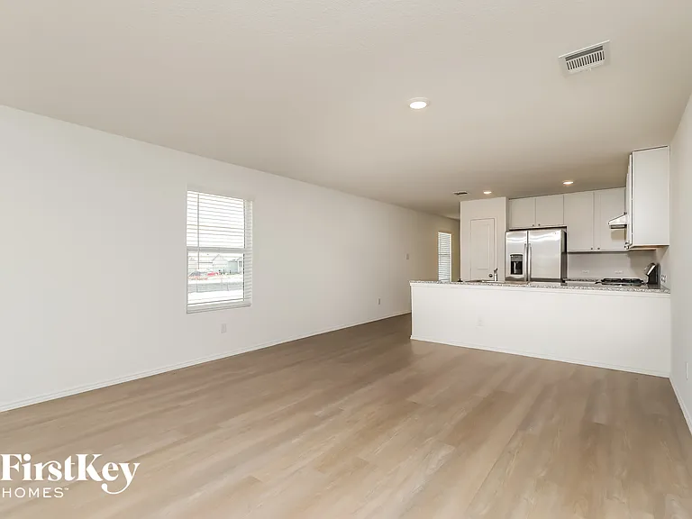 10610 McClintock Dr — Photo 3