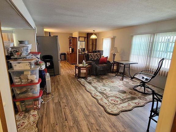 3rd image of 19 Susan Dr