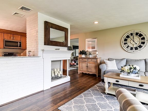 5th image of 15 Fenway Dr