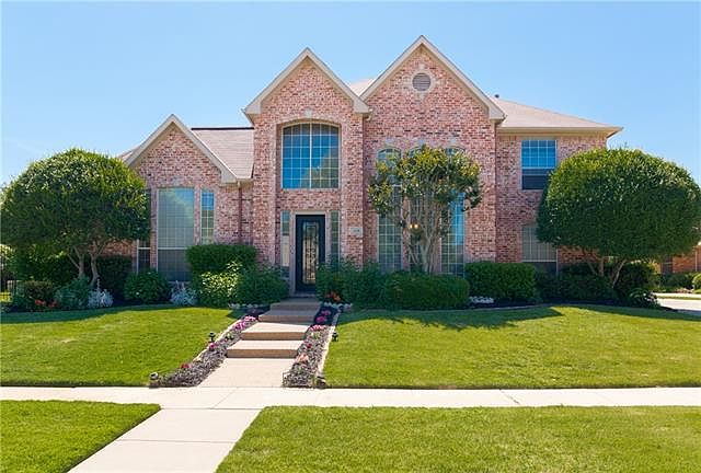 1st image of 208 Manor Pl