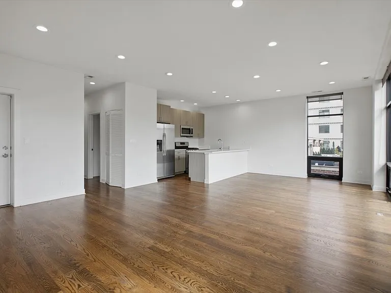 650 N Green St #4 — Photo 4