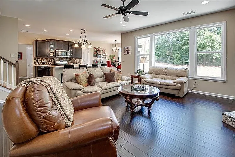 5 bed, 2844 sqft, $2,995 — Photo 4