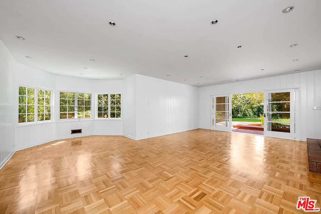 5 bed, 5.0 bath, 5000 sqft, $25,000 — Photo 3