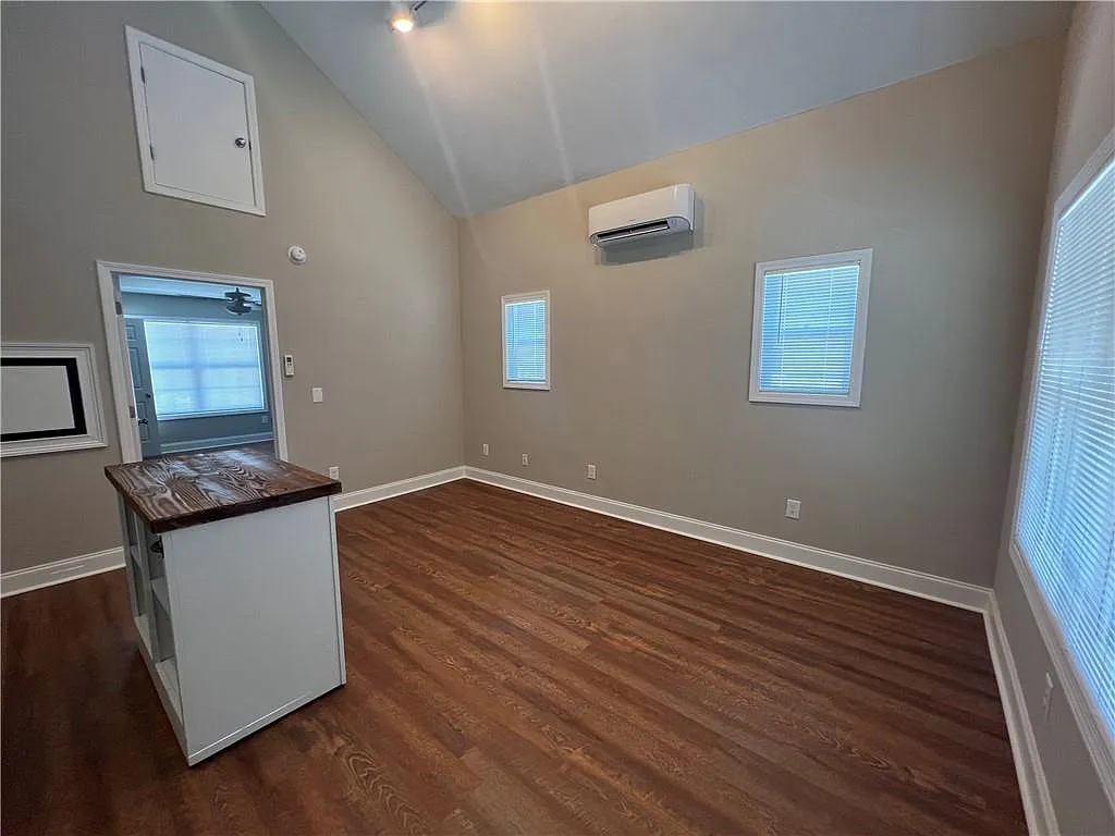 1 bed, 1.0 bath, $1,425 — Photo 3