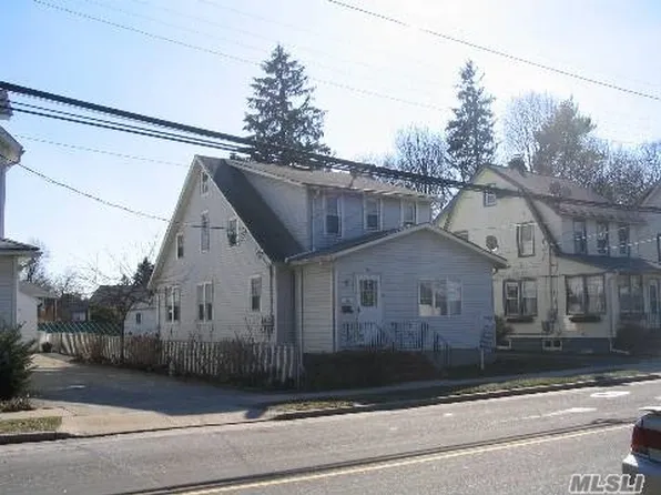 35 4th St, Hicksville, NY 11801