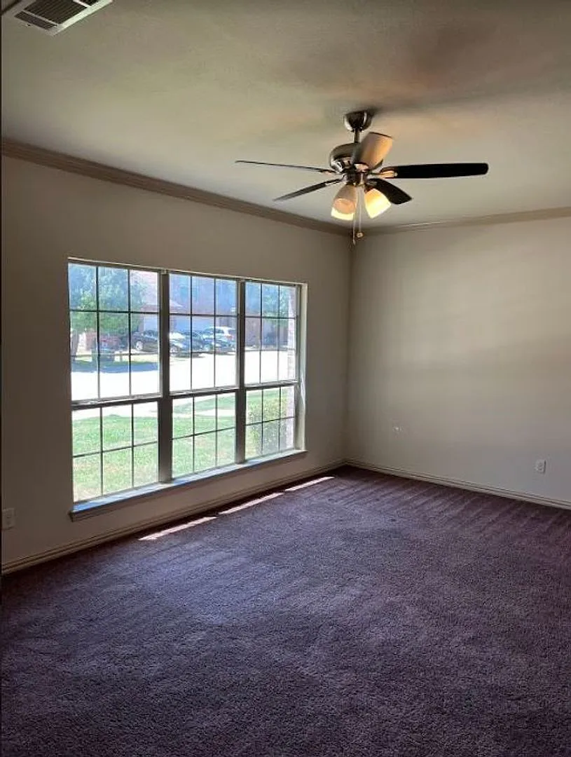 Wonderful 4 bed 2.5 bath townhome in Grand Prairie! — Photo 3